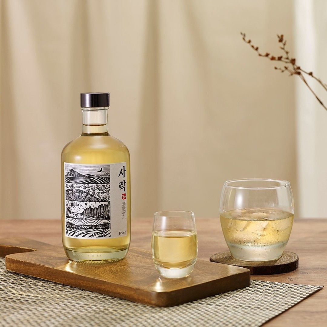 국내산 보리 100%로 만든 증류 원액과 오크 숙성 원액을 블렌딩한 증류주, 사락. / 이미지 출처: 브랜드 공식 인스타그램 @sarak_official