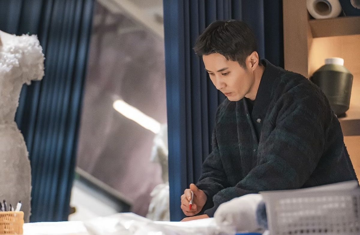수트 대신 톤 다운된 컬러와 간결한 실루엣으로 완성한 김지석의 디자이너다운 스타일링. / 이미지 출처: 에일리언컴퍼니 공식 인스타그램 @aliencompany_official 