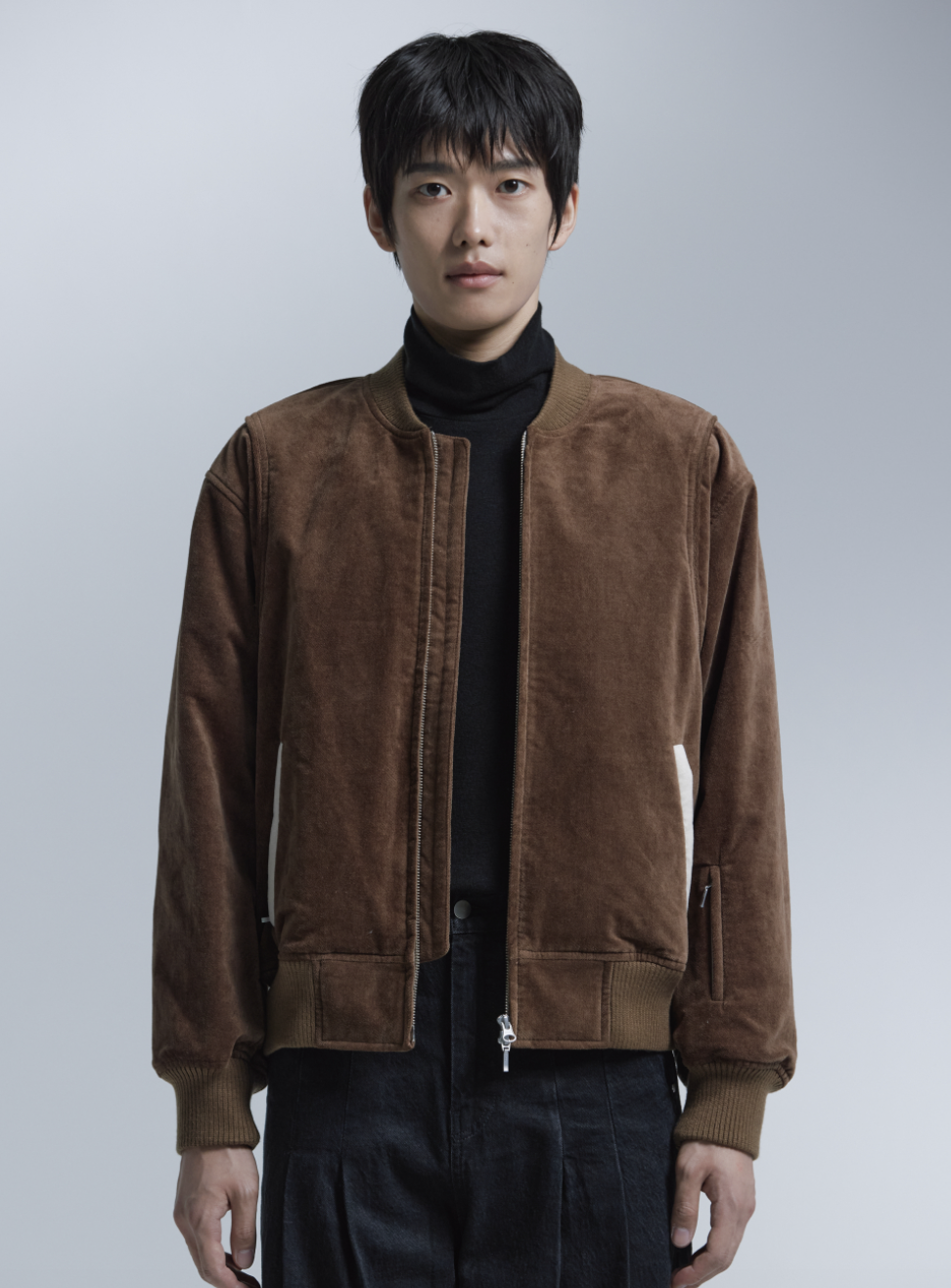 빛에 따라 은은하게 달라지는 브라운 벨벳의 질감이 돋보이는 넌블랭크 블루종. / 이미지 출처: 무신사