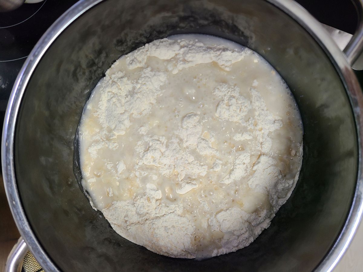 쌀가루를 이용해 밑술을 만들며 집에서 직접 가양주를 빚는 과정. 한때 집집마다 이어지던 우리 술 문화의 모습을 보여준다. / 이미지 출처: 개인 소장