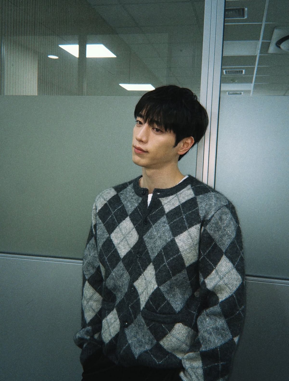 심플한 레이어드와 세련된 니트 및 코트 등으로 캐주얼한 무드를 연출한 서강준 / 이미지 출처: @seokj1012