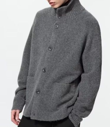 목까지 포근하게 감싸는 스탠드 칼라와 부드러운 니트 질감이 돋보이는 유니클로 수플레얀 가디건. 가디건과 가벼운 아우터 두 가지로 활용하기 좋다. / 이미지 출처: 유니클로 공식 홈페이지