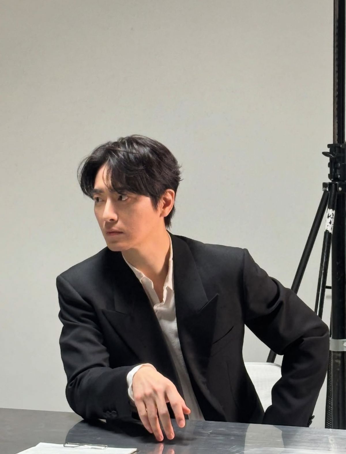 남다른 슈트 핏으로 심플하고 세련된 정장 스타일링을 많이 보여주는 이준혁 / 이미지 출처: leejunhyuk05