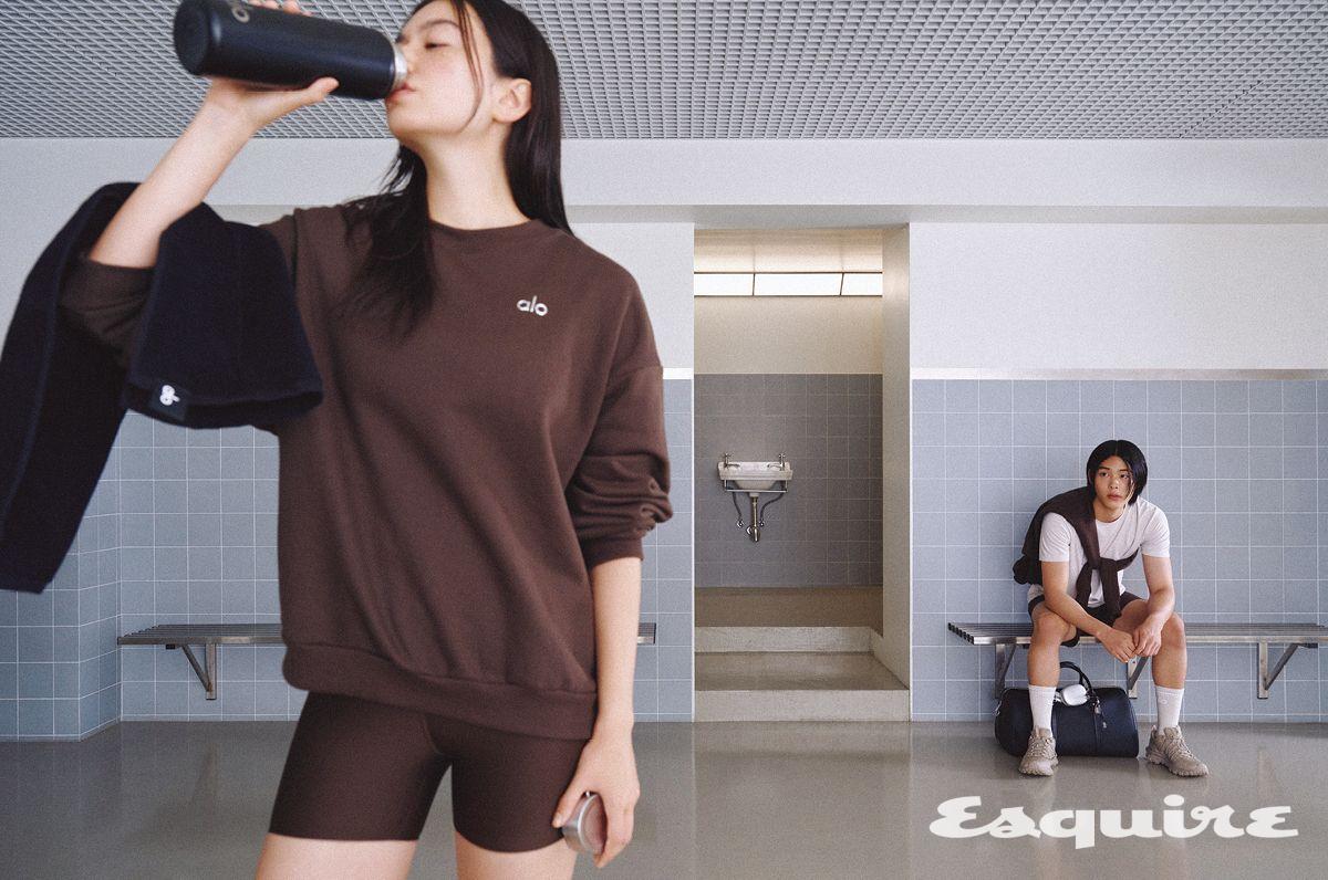 아콜레이드 크루넥 풀오버, 에어리프트 에너지 쇼츠, 워터 보틀, 킵잇쿨 짐 타월 모두 알로. 아콜레이드 크루넥 풀오버, 컨커 리폼 크루넥 쇼트 슬리브 티셔츠, 컨커 리액트 투인원 퍼포먼스 쇼츠, 유니섹스 스로백 삭스, 알로 트레일 스니커즈, 알로 보야지 더플백 모두 알로.