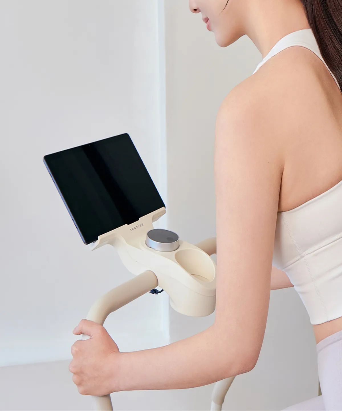 거치대에 아이패드나 핸드폰을 거치해 영상을 보거나 노래를 들으며 운동할 수 있는 기구. / 이미지 출처: 무신사