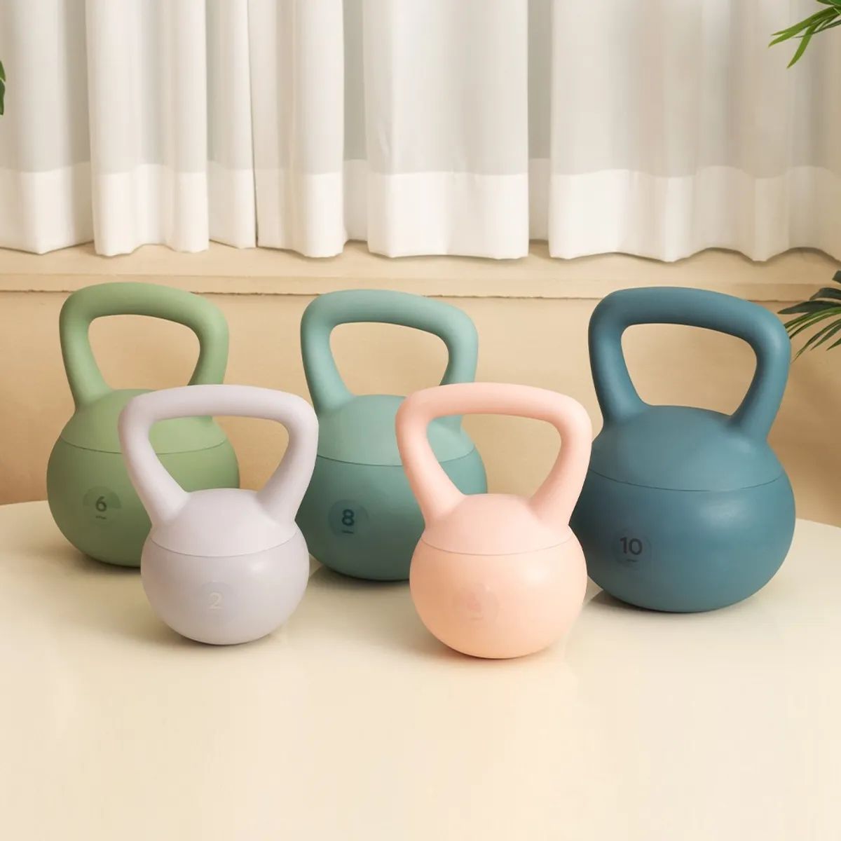 2kg부터 10kg까지 중량을 고를 수 있으며, 딱딱한 주철 대신 부드러운 외피를 적용해 집에서도 비교적 부담 없이 사용할 수 있도록 만든 케틀벨. / 이미지 출처: 무신사