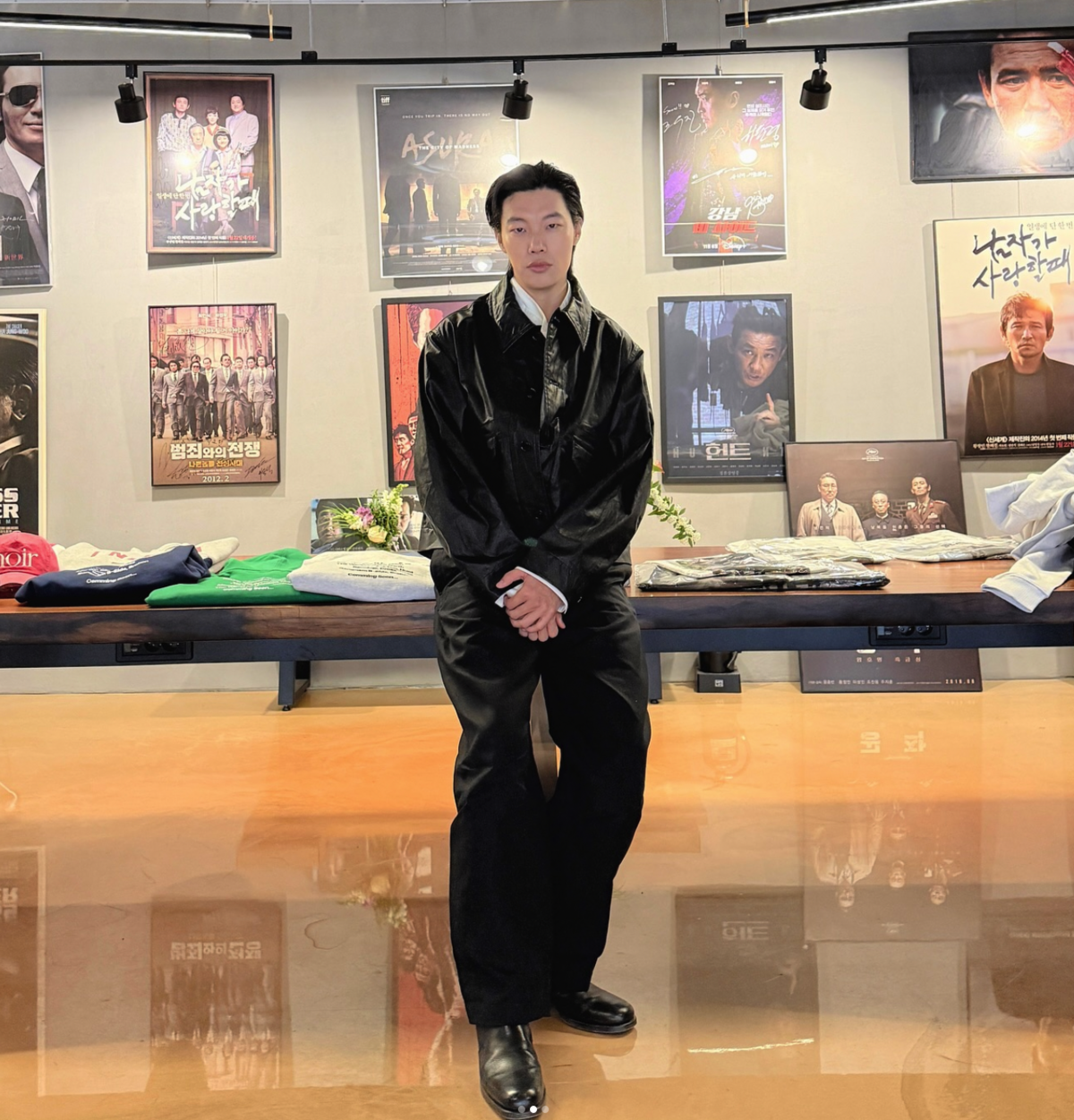 소재감이 도드라지는 가죽 아우터도 준열st라면 하객룩으로 오케이. 이너로 셔츠를 매칭하고 단정하게 헤메를 완성했죠. / 이미지 출처: @ryusdb