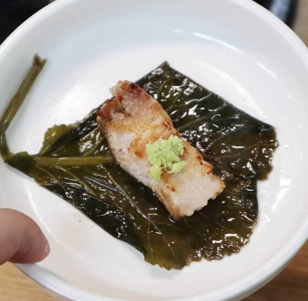 깻잎과 와사비 한 점과 함께 싸먹으면 좋은 고양 맛있는 왕소금구이의 고기 메뉴. / 이미지 출처: 네이버 지도 업체 제공