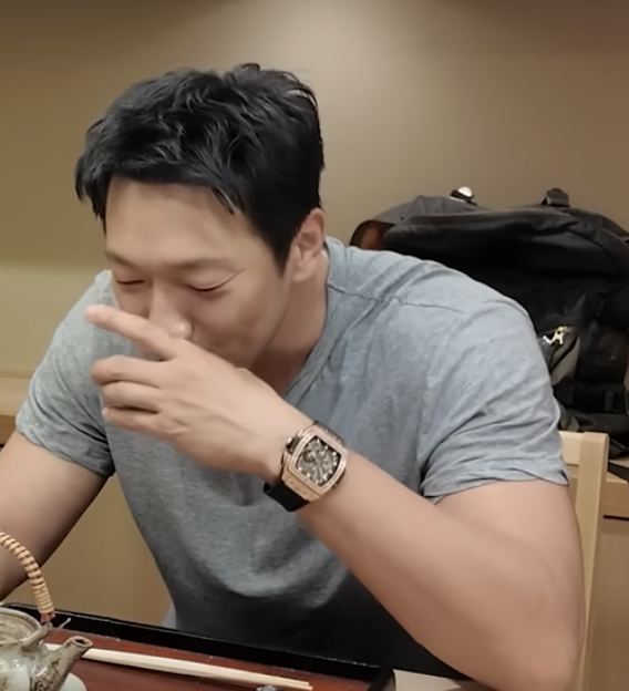 시계 마니아로 알려진 손석구가 착용한 위블로 시계. / 이미지 출처: 유튜브 채널 ‘추성훈 ChooSungHoon’