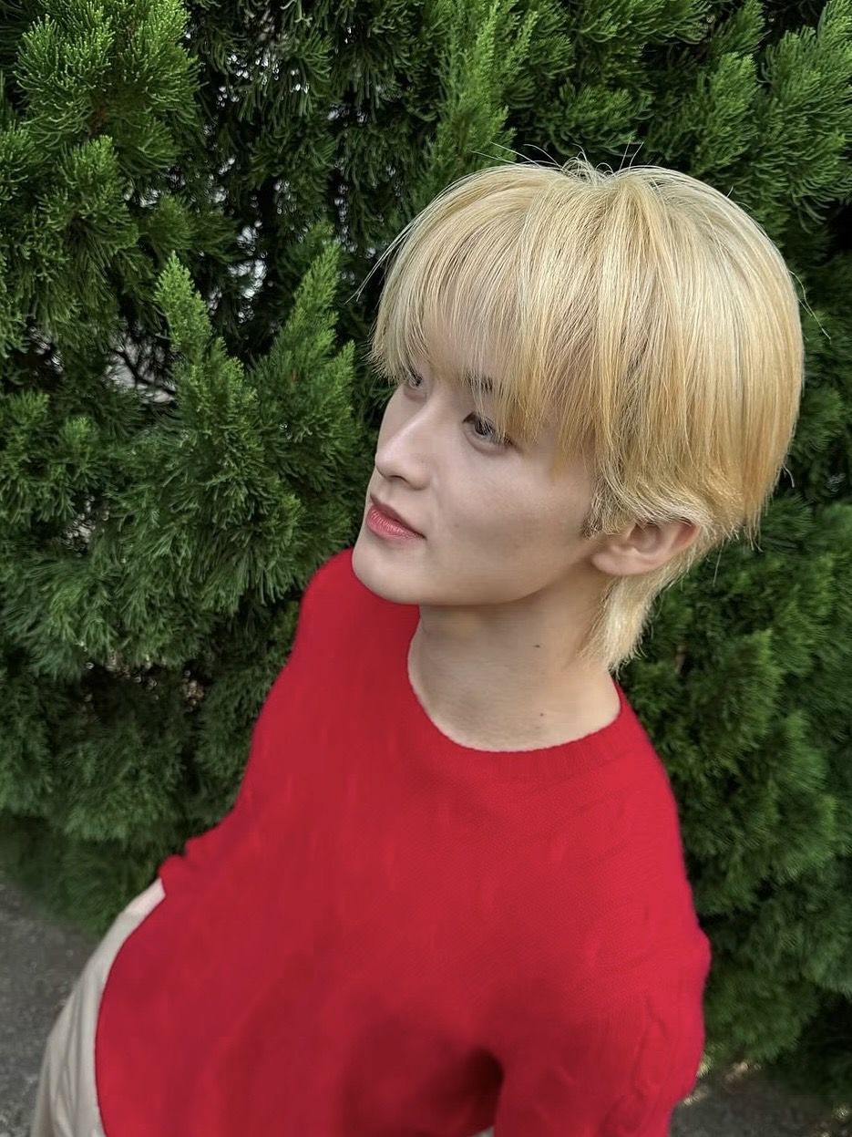 선명한 레드 컬러가 돋보이는 폴로 랄프 로렌 니트. / 이미지 출처: @onyourm__ark