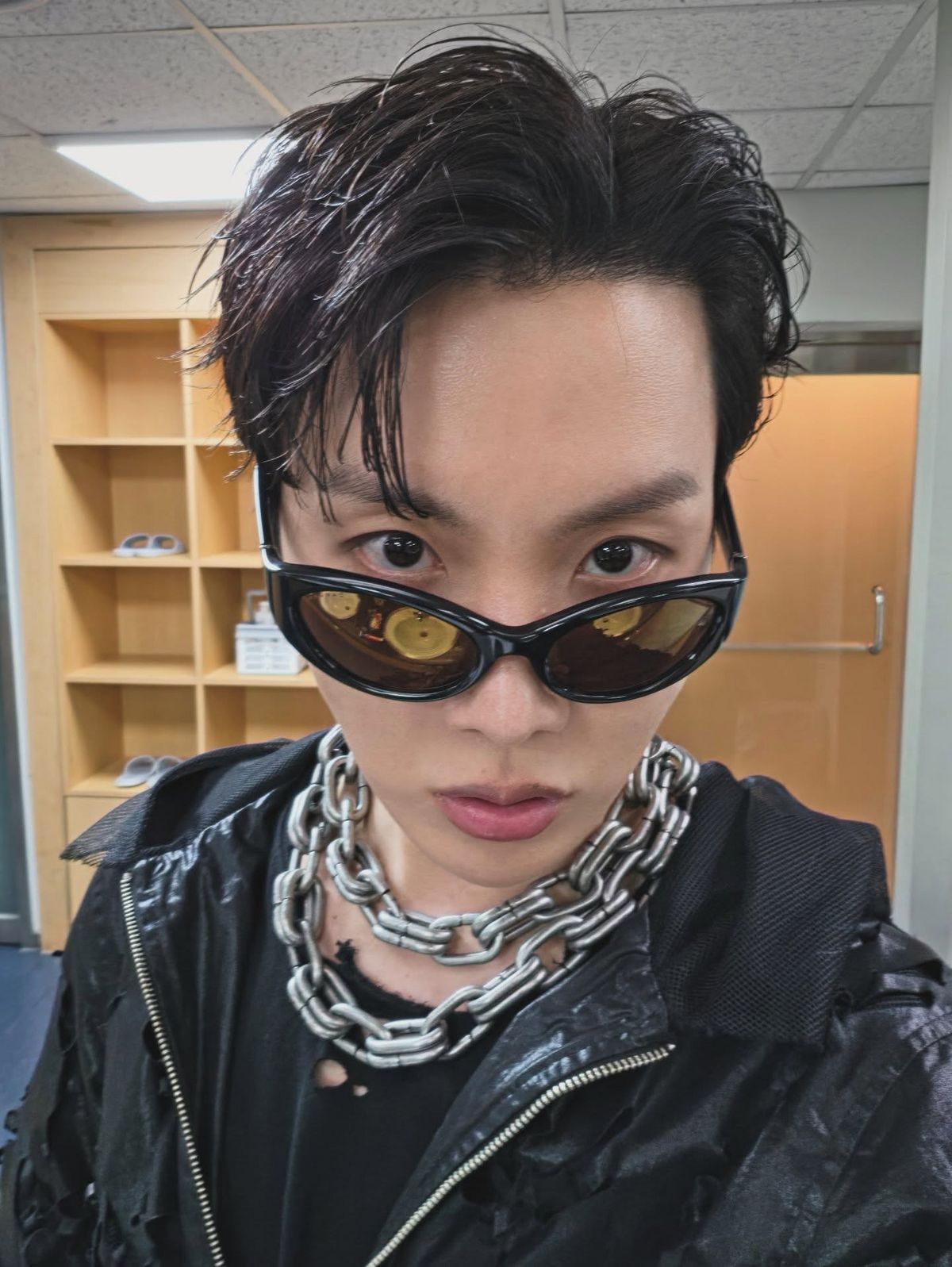 7:3 가르마에 앞머리는 한쪽만 내려서 시선을 분산시켜 얼굴형을 보완할 수 있는 제이홉의 헤어 스타일링 / 이미지 출처: @uarmyhope