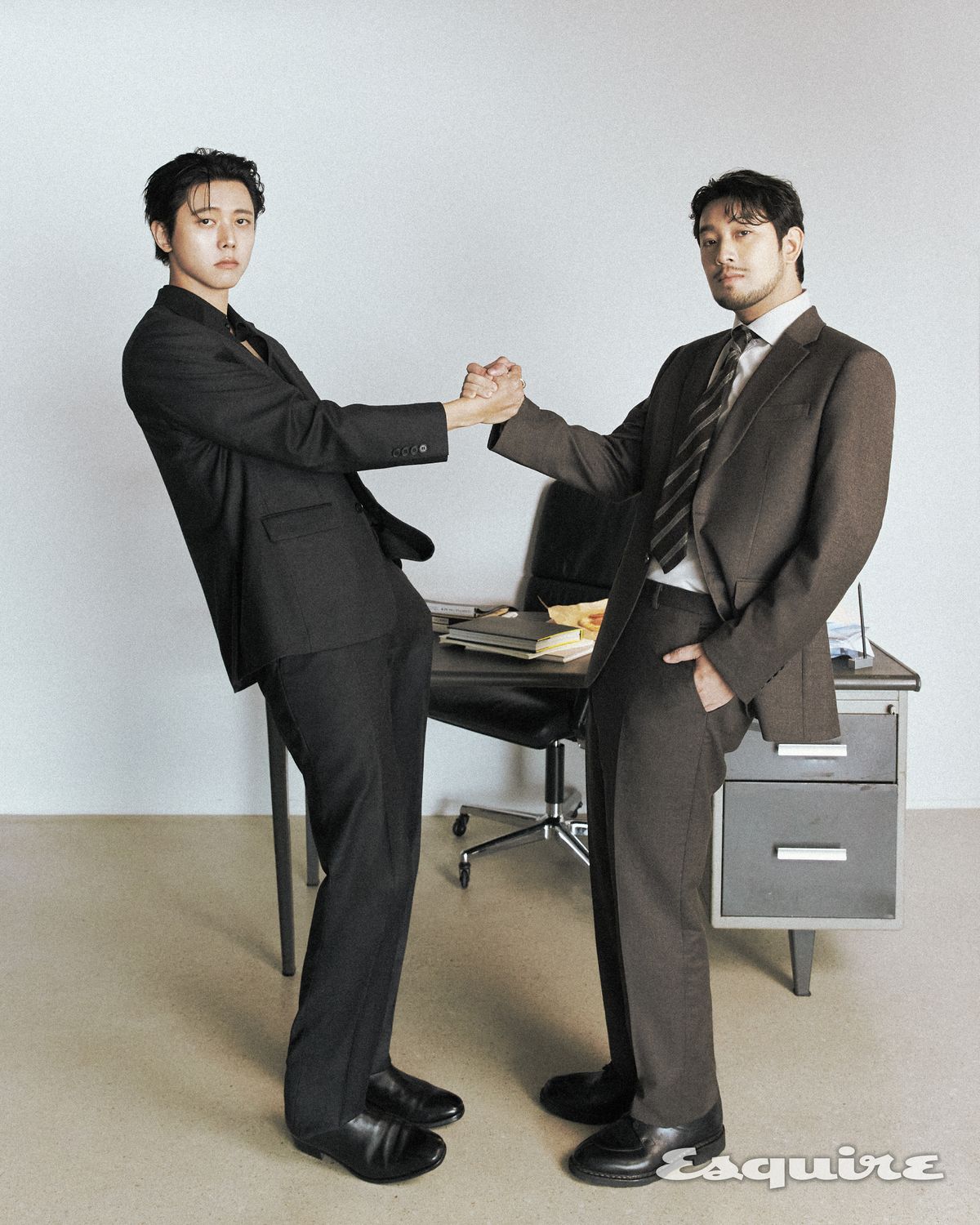 서로 다른 컬러의 슈트를 입고 손을 맞잡은 주우재와 침착맨. / 이미지 출처: 에스콰이어