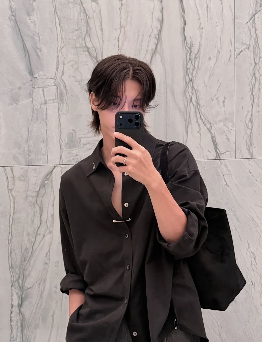 이마를 노출하면서도 앞머리는 애즈펌으로 가볍게 빼 자연스러운 헤어 스타일링을 보여준 에이티즈 우영 / 이미지 출처: @wooyounggg__