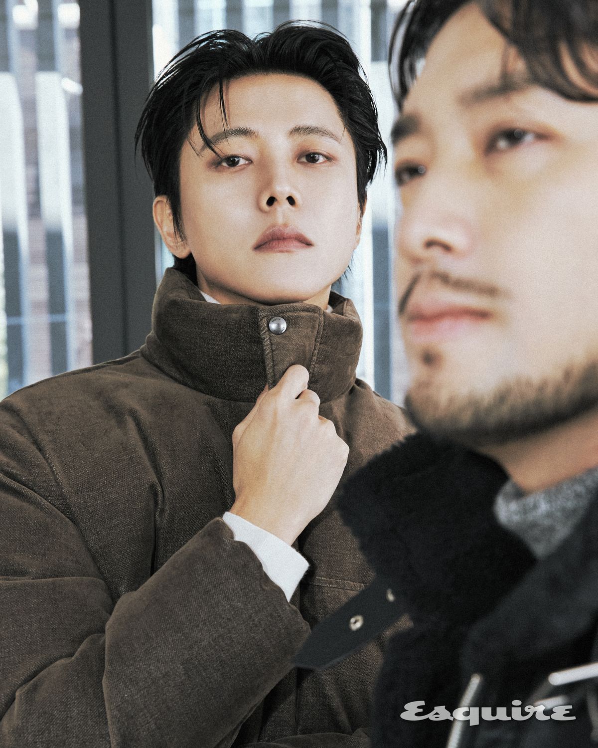 브라운 패딩 재킷을 입은 주우재와 블랙 무통 재킷을 입은 침착맨. / 이미지 출처: 에스콰이어