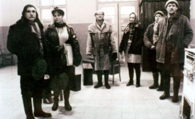 공산주의 체제 붕괴 후 폐허가 된 헝가리 시골 마을을 조명한 영화 '사탄탱고'. / 이미지 출처: KMDB