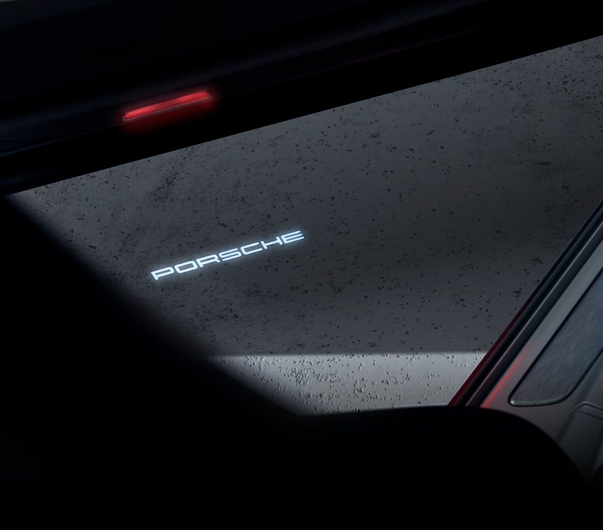 흰색 ‘PORSCHE’ 레터링을 지면에 비추는 LED 도어 프로젝터. / 이미지 출처: 포르쉐코리아