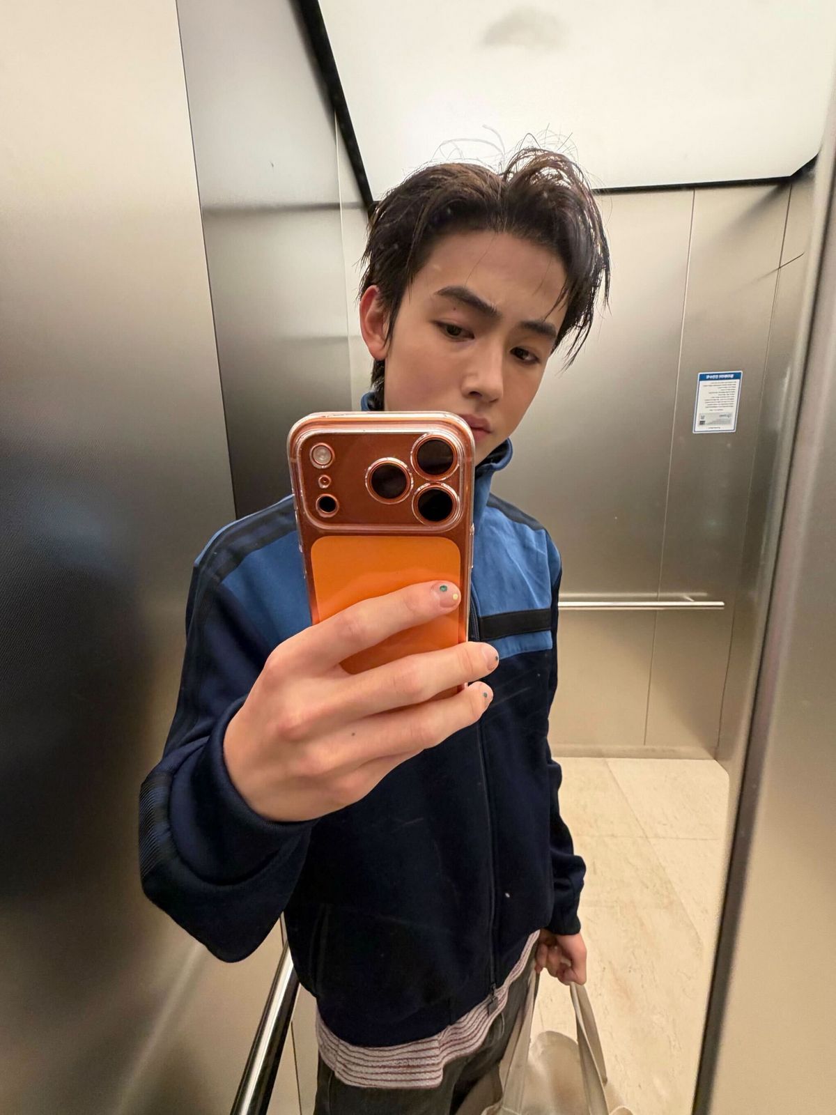 트랙탑 아래로 스트라이프 이너를 드러내고 밝은색 에코백을 더한 스타일링. / 이미지 출처: 코르티스 위버스 커뮤니티