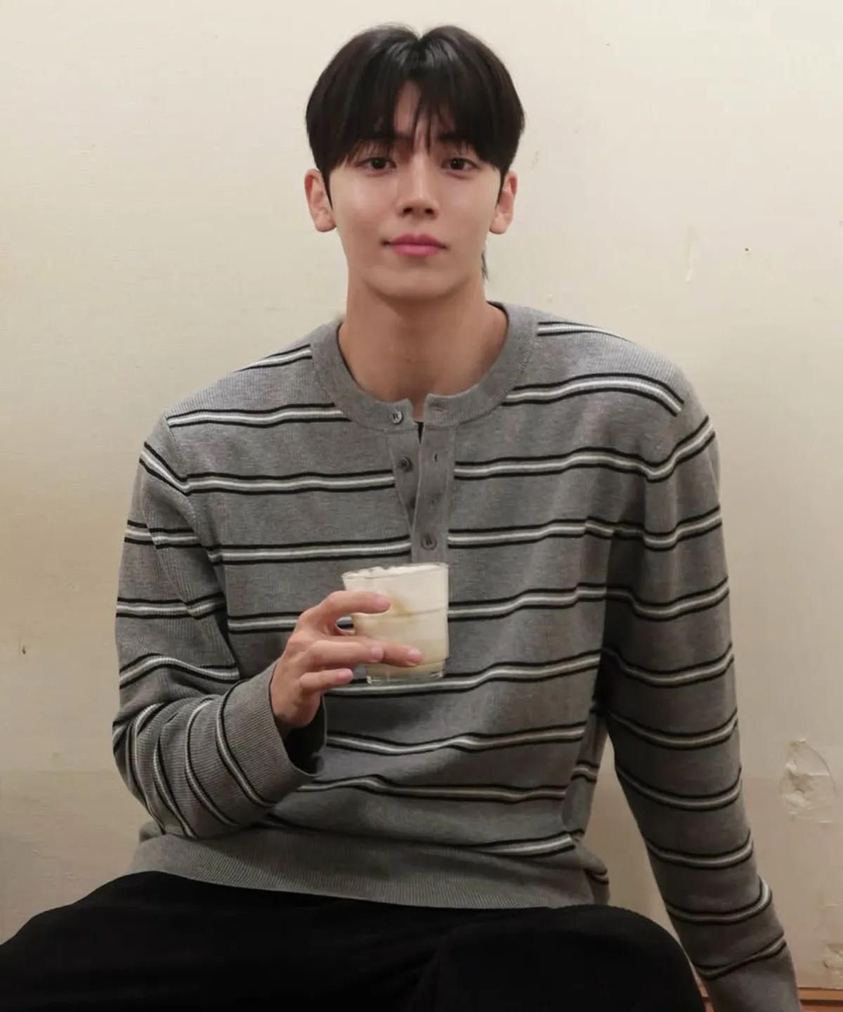 면과 아크릴을 사용하고 하찌 조직으로 짜임을 더한 디자인. / 이미지 출처: 무신사