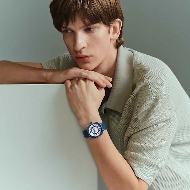 39x39mm 쿠션형 케이스에 러그 투 러그 길이는 42mm. / 이미지 출처: 에르메스