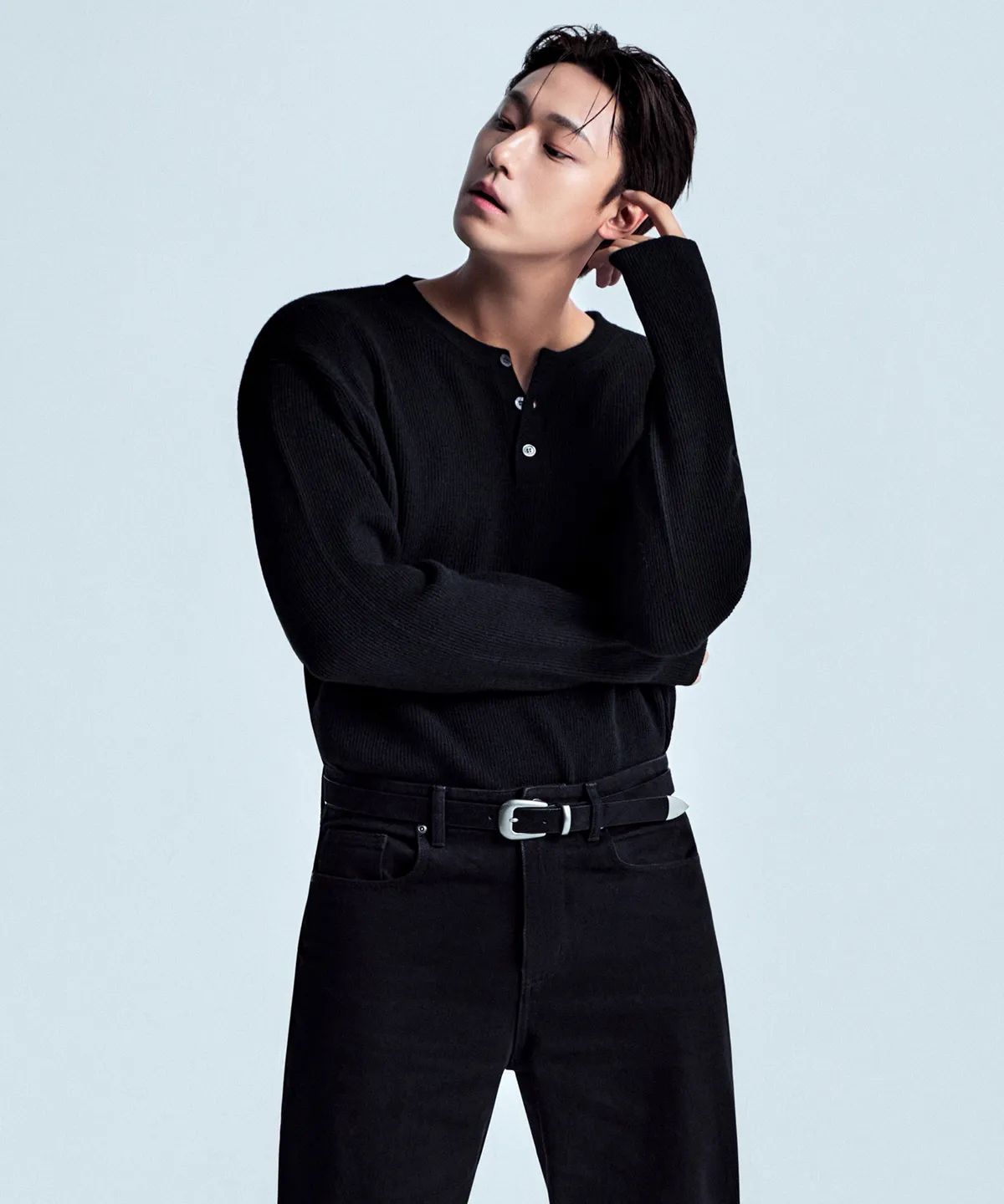 빅토리아 울을 사용한 얇고 부드러운 소재에 세로 방향의 골지 조직을 적용한 헨리넥 니트. / 이미지 출처: 무신사