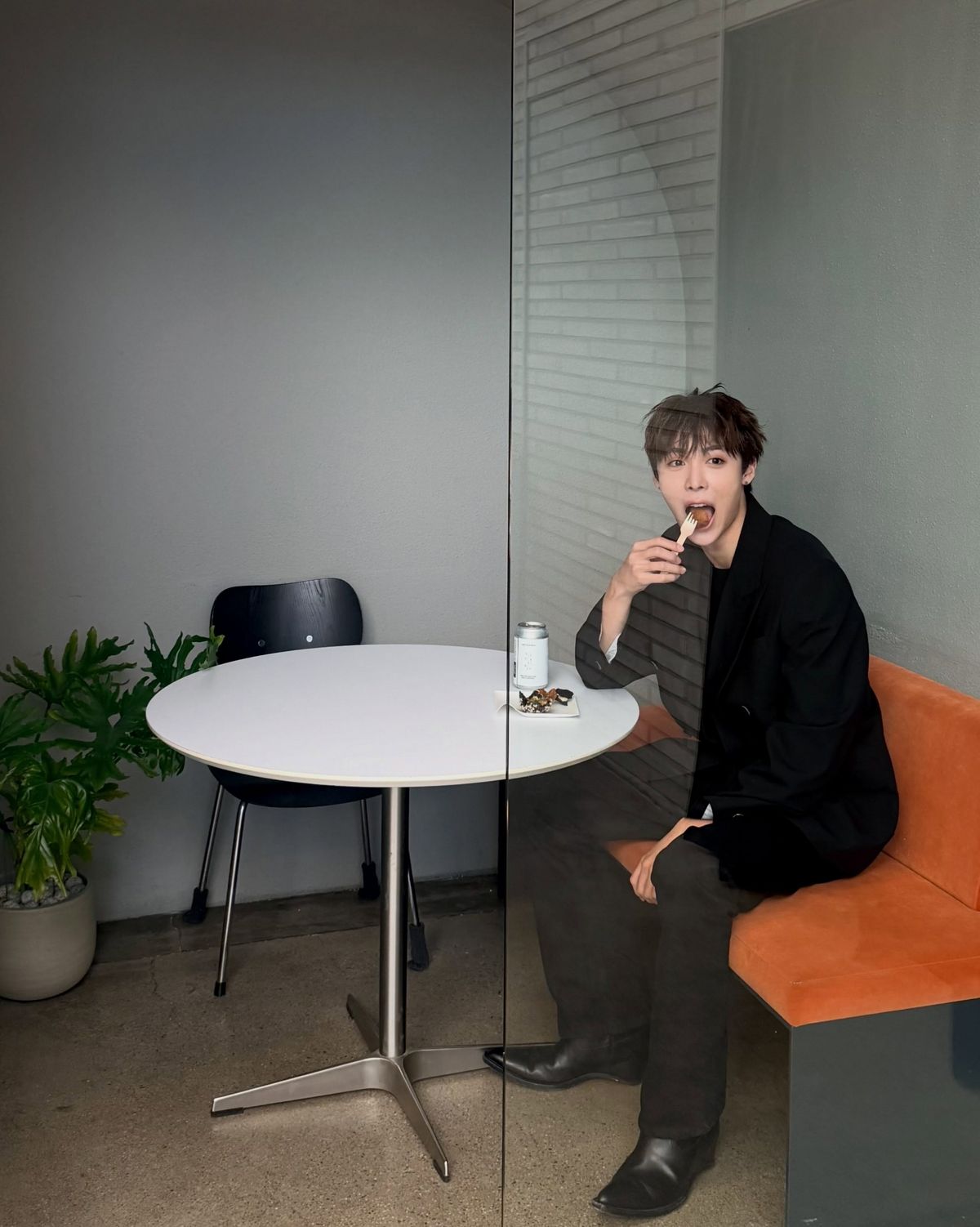 슬림한 블랙 데님에 날렵한 스틸레토 힐 블랙 첼시 부츠를 착용한 올데이 프로젝트 조우찬. / 이미지 출처: 인스타그램 @jowoochan_santa