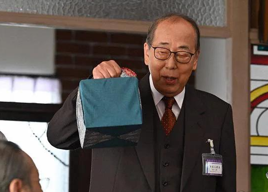 수술 뒤엔 항상 메론과 청구서와 함께 등장해 보수 협상을 하는 장면. / 이미지 출처: 테레비 아사히