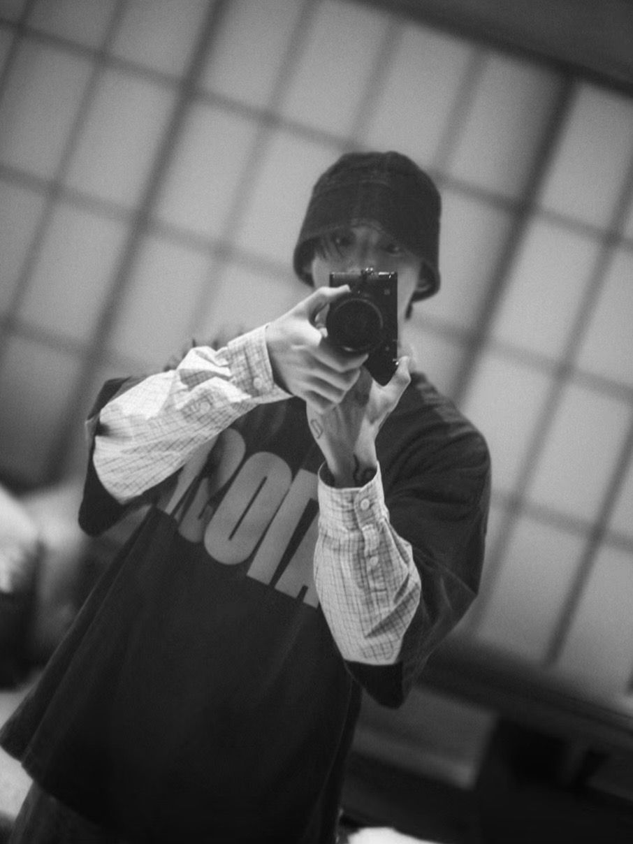 라이카 M6와 M11 글로시 블랙을 사용하는 BTS 정국. / 이미지 출처: @mnijungkook