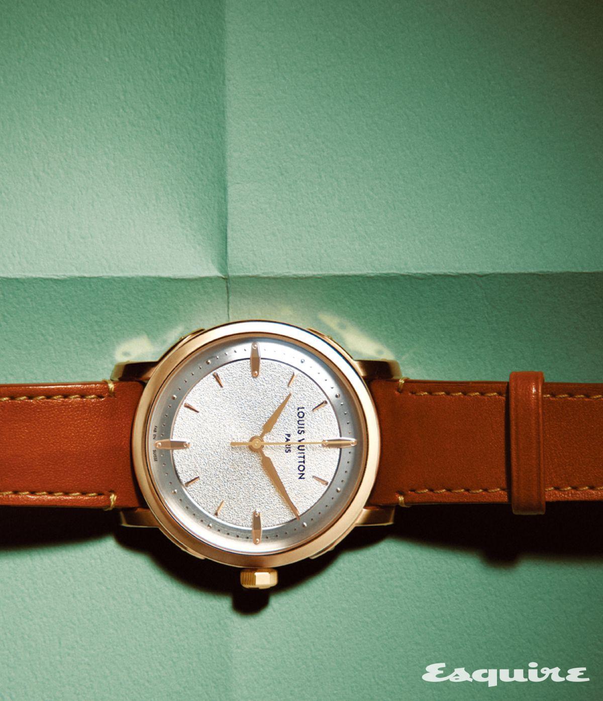 39mm 로즈 골드 케이스와 질감을 살린 실버 다이얼이 어우러진 에스칼 워치 루이 비통. 