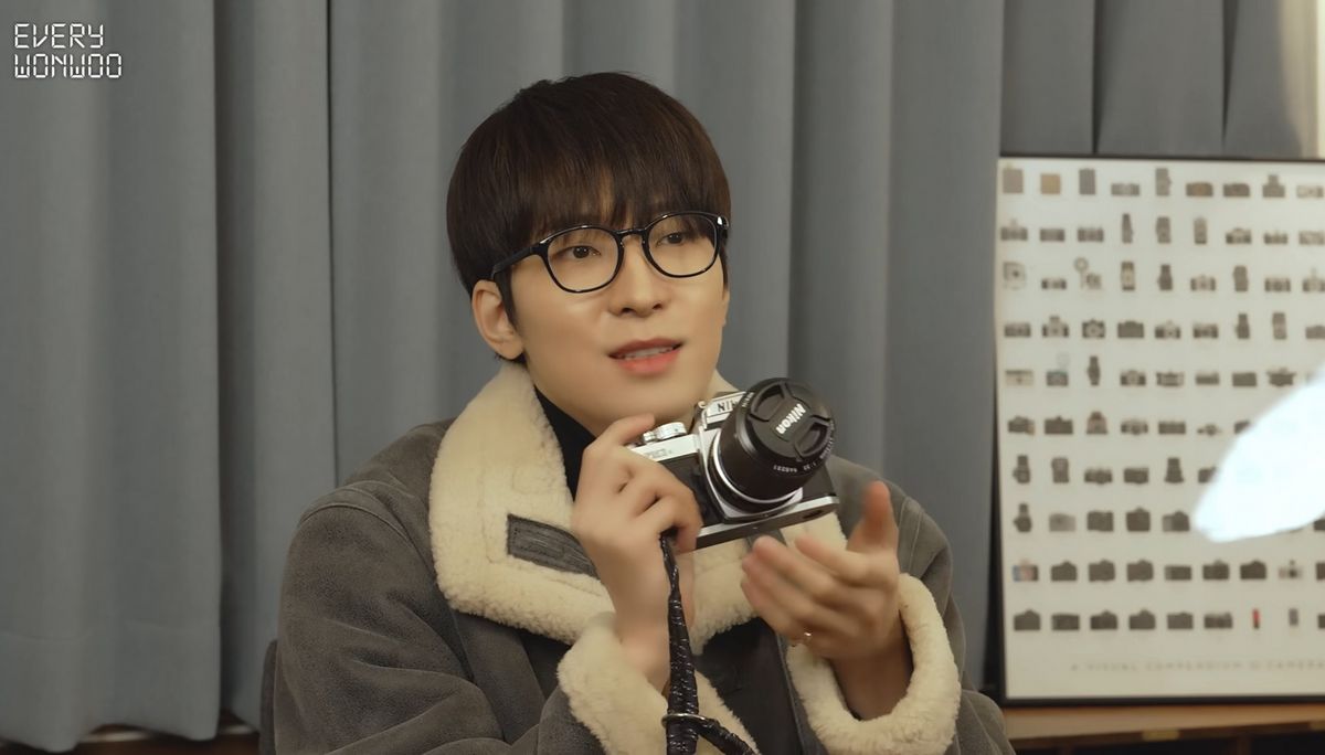자신의 카메라를 소개하는 세븐틴 원우. / 이미지 출처: '세븐틴' 유튜브