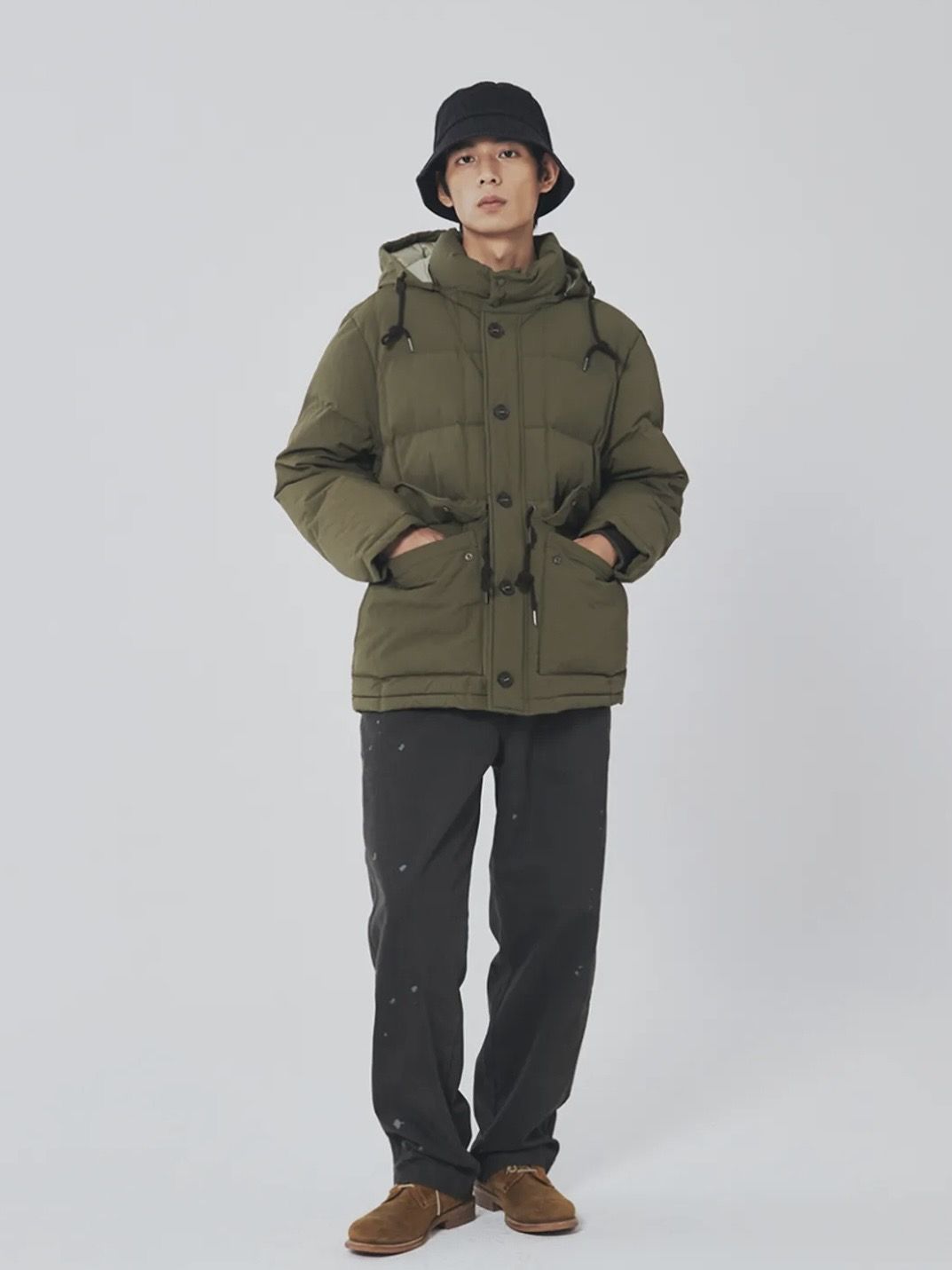 차분한 올리브 컬러에 클래식한 아웃도어 감성을 더한 카라코람 다운 파카. / 이미지 출처: 무신사