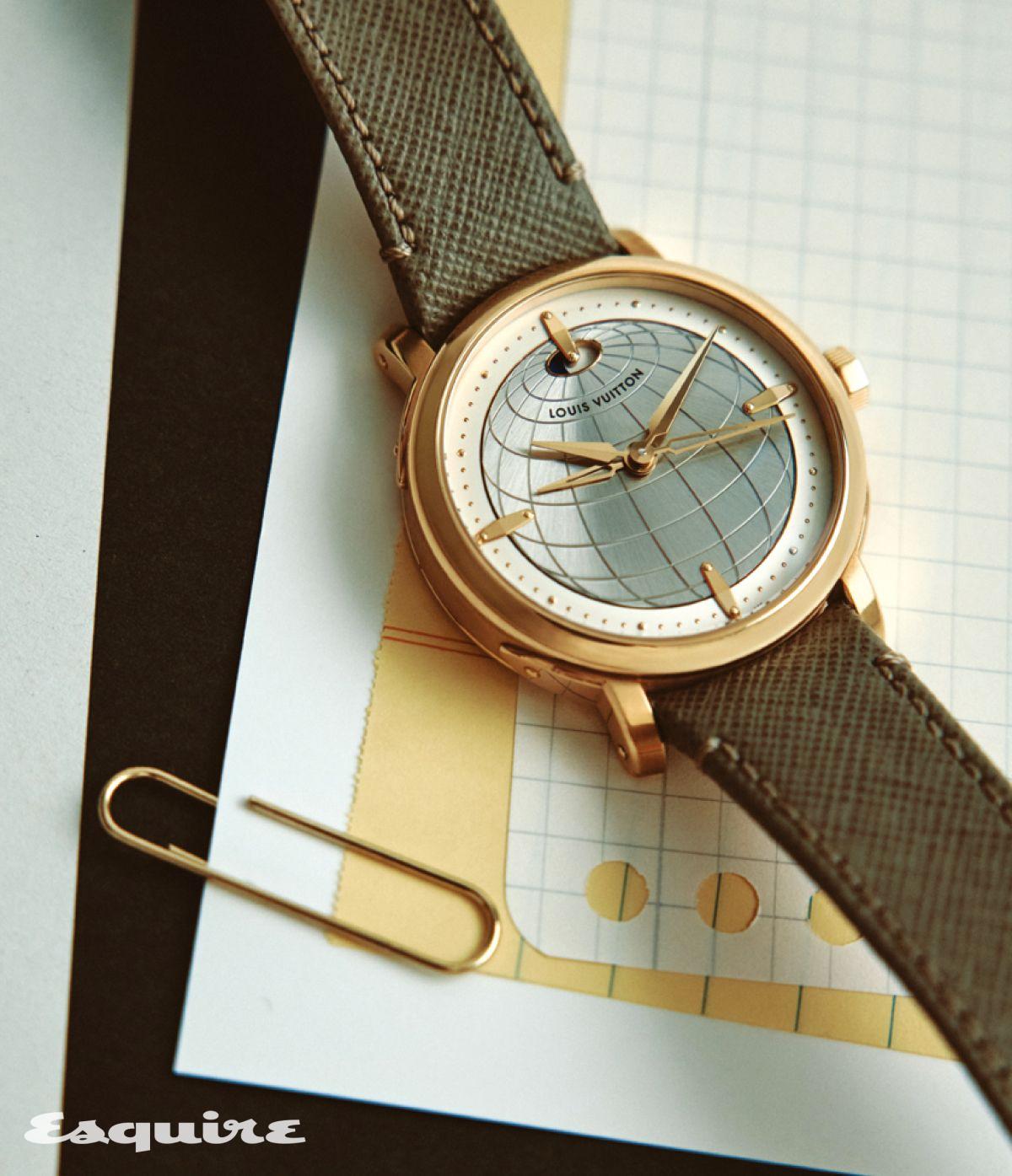 42mm 로즈 골드 케이스에 듀얼 타임 디스플레이를 장착한 에스칼 트윈 존 워치 루이 비통.
