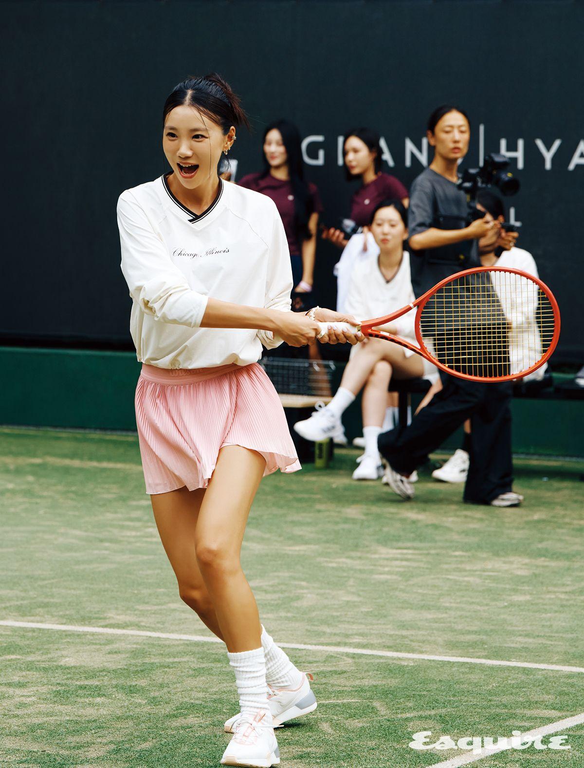  머리부터 발끝까지 윌슨 제품으로 완성한 테니스 룩. 