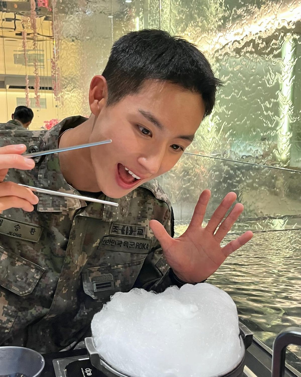 지상군 페스티벌에서 훈훈한 외모로 화제가 된 ATBO 정승환. / 이미지 출처: 인스타그램 @winhwanii