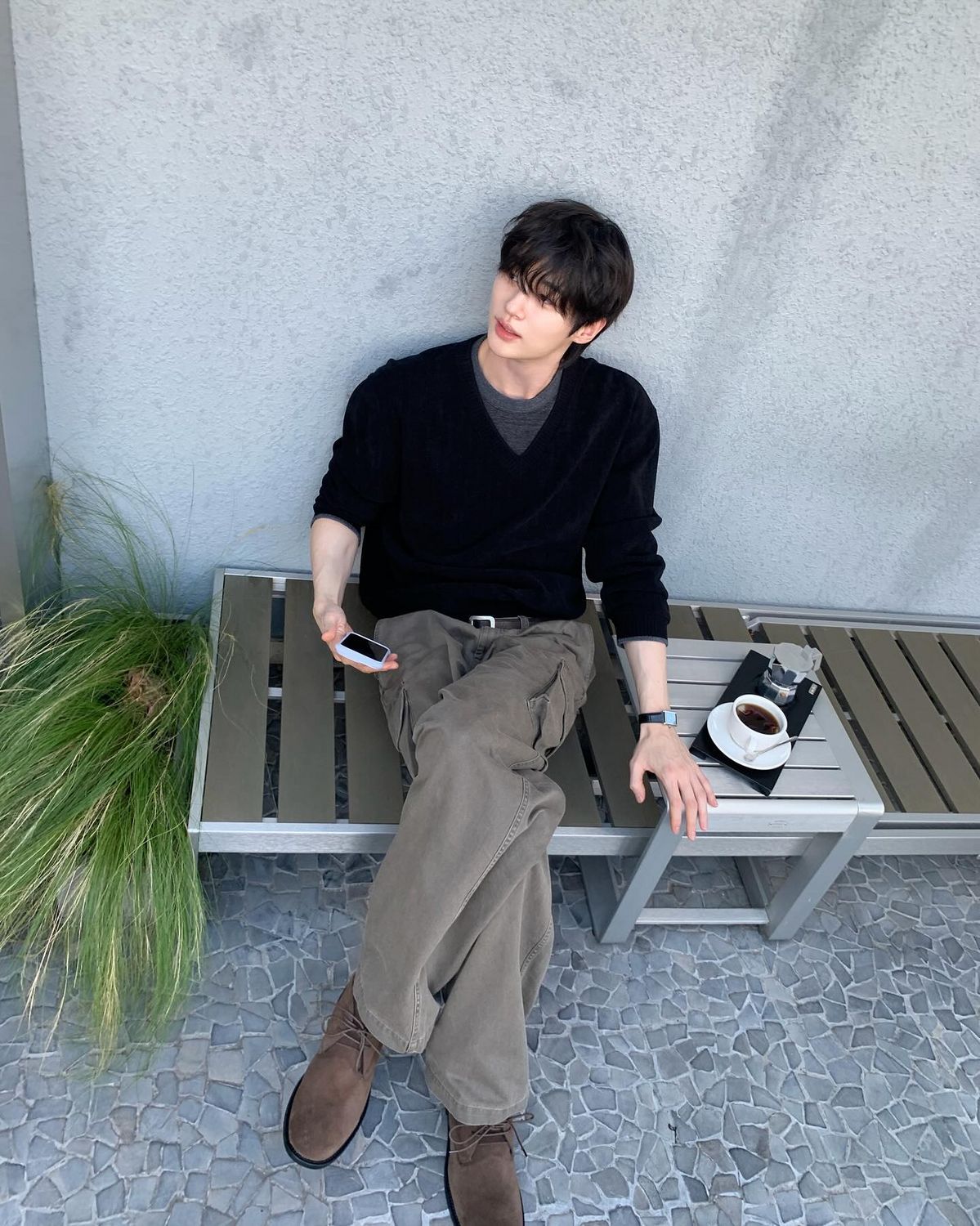 블랙 니트 안에는 어떤 컬러의 티셔츠를 입어도 퍼펙트. 변우석의 클래식한 스타일링, 백점. / 이미지 출처: 변우석 인스타그램 @@byeonwooseok 