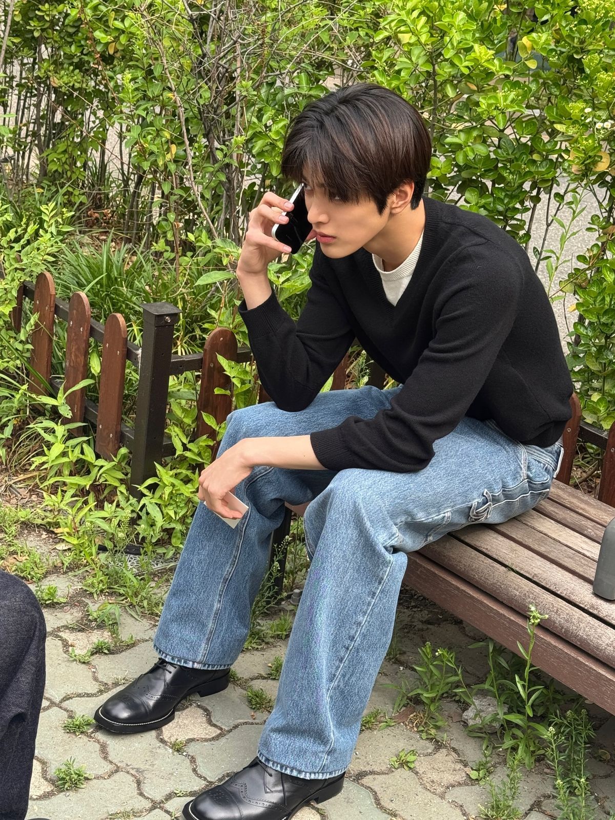 깔끔한 샤넬 네이비 니트에 데님을 매치한 건호. 샤넬 건호는 이제 고유명사. / 이미지 출처: 코르티스 인스타그램 @cortis 