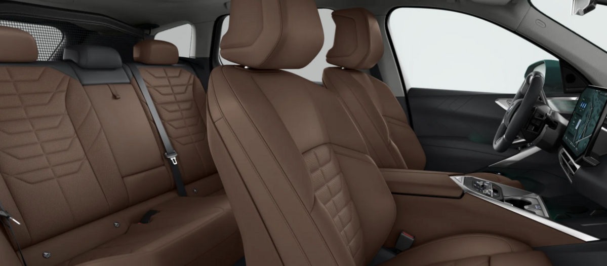 고급스러운 코퍼 브라운 컬러의 가죽 시트. / 이미지 출처: BMW