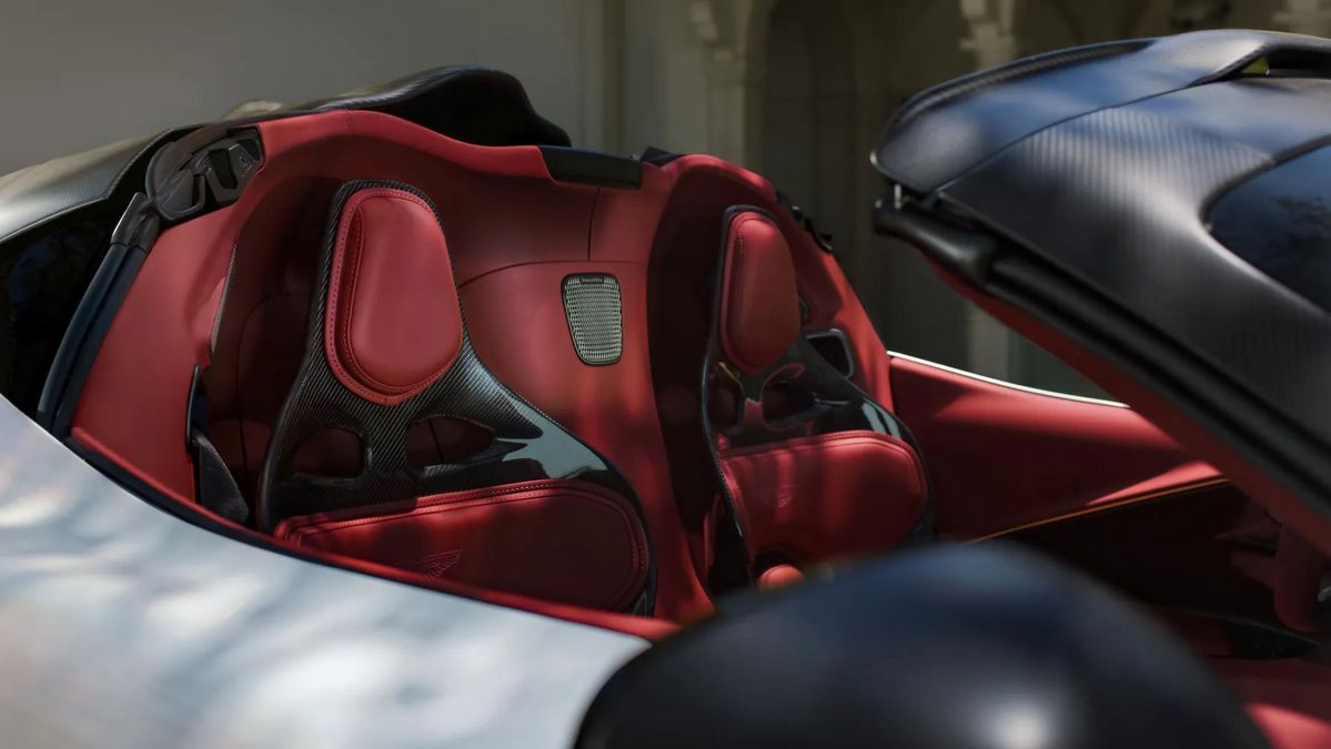 발할라 스파이더에 기본으로 적용되어 있는 카본 파이버 투어링 시트. / 이미지 출처: Aston Martin