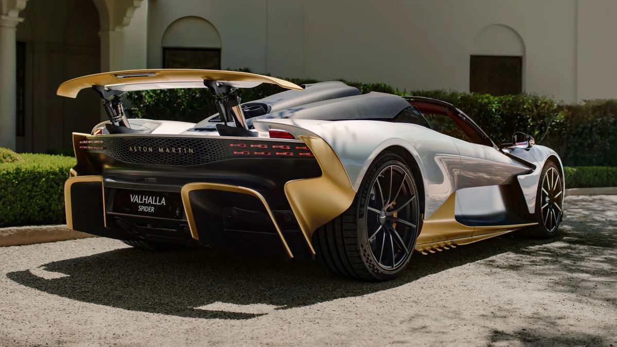 탑승 공간 뒤쪽 4.0리터 V8 트윈터보 엔진을 장착한 발할라 스파이더. / 이미지 출처: Aston Martin