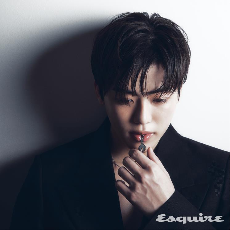 자카르 싱글브레스티드 블레이저 300만원대, 열쇠 펜던트 스몰 네크리스 80만원대 모두 펜디.