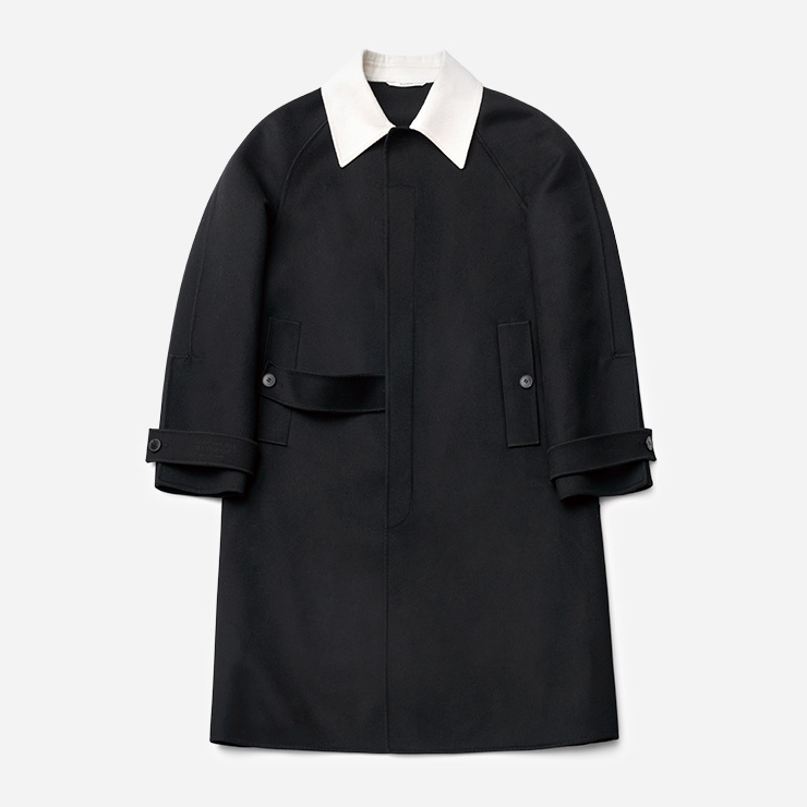 화이트 칼라로 색대비를 준 블랙 싱글브레스트 코트 440만원 발렌티노.