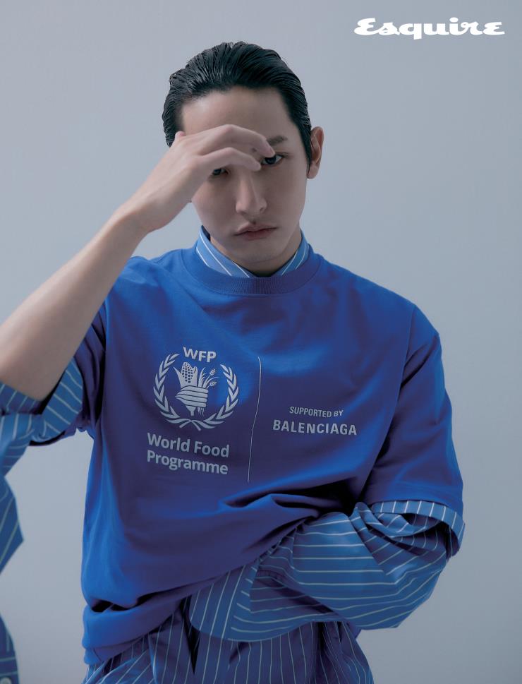 이수혁이 <에스콰이어> 1월호 화보에 입은 발렌시아가와 WFP 의 두 번째 캡슐 컬렉션