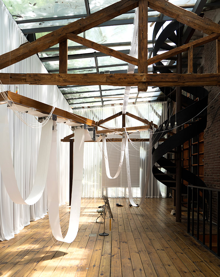 호랑가시나무 아트플리곤에 전시된 모리 유코의 키네틱 작품 ‘I/O’ 설치 전경. 