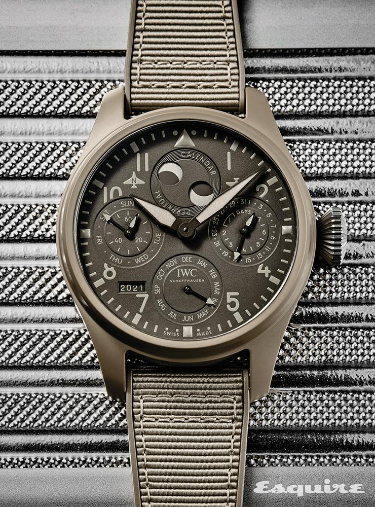 빅 파일럿 워치 퍼페추얼 캘린더 탑건 ‘모하비 데저트’ 에디션 4390만원 IWC.