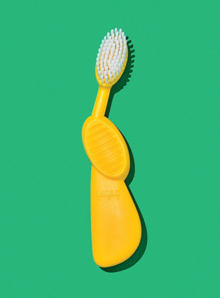 식물성 나일론 소재의 넓은 타원형 칫솔모와 45도 기울어진 칫솔 헤드가 효과적이고 편안한 양치 습관을 길러준다. 오른손잡이용과 왼손잡이용이 각각 있는 것이 특징. 스쿠바 1만6000원 래디어스.