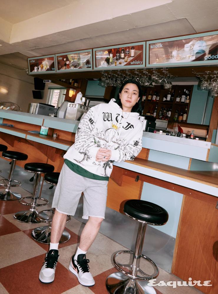 레터링 프린트 후디 왓더프로그. 스웨트 쇼츠 자라. 스니커즈 나이키. 체인 네크리스, 링 모두 불레또. 티셔츠, 삭스 모두 에디터 소장품.