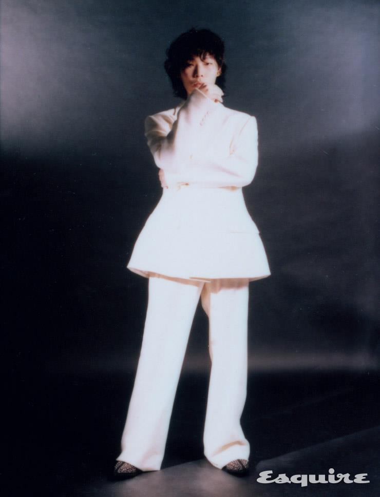 화이트 슈트 돌체앤가바나. 부츠 H&M. 