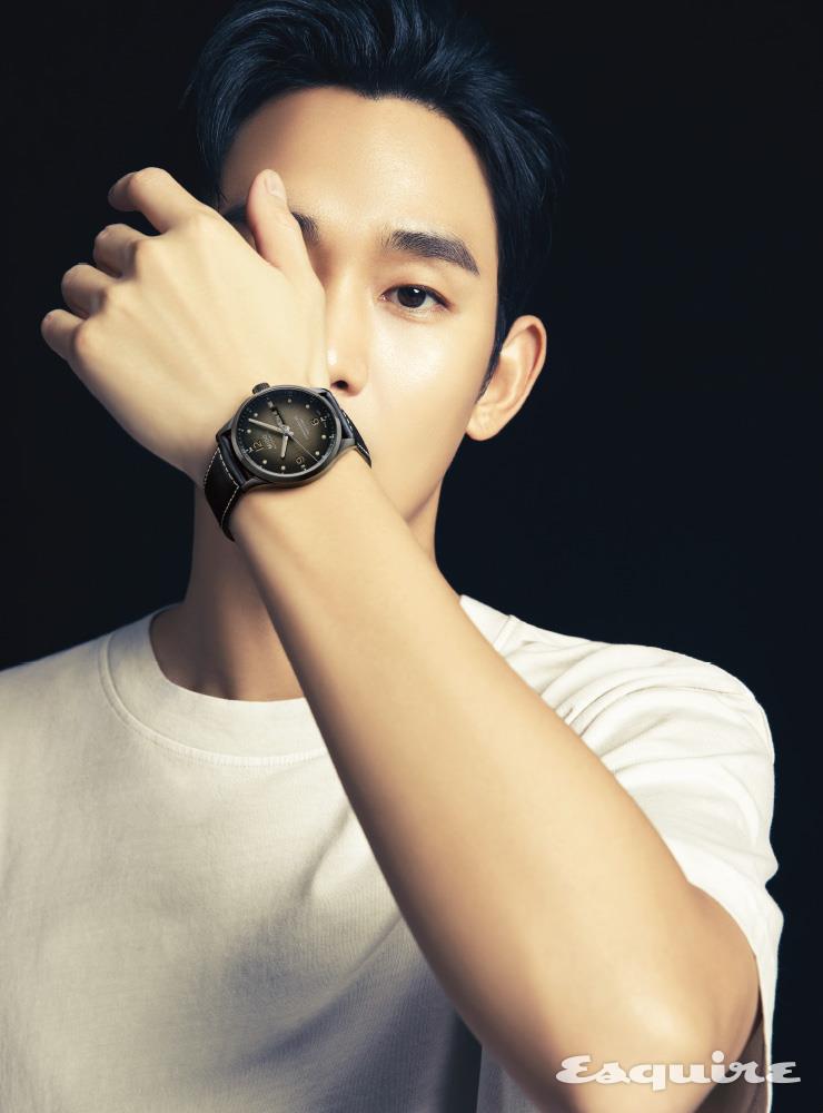 미도 특유의 독창성과 전문성을 담은 모델. 밝은 핸즈와 베이지 컬러 슈퍼 루미노바로 가독성을 높였다. 칼리버 80을 탑재해 최대 80시간 파워 리저브와 최대 100m 방수가 가능하다. 멀티포트 M 크로노미터 176만원 미도.
