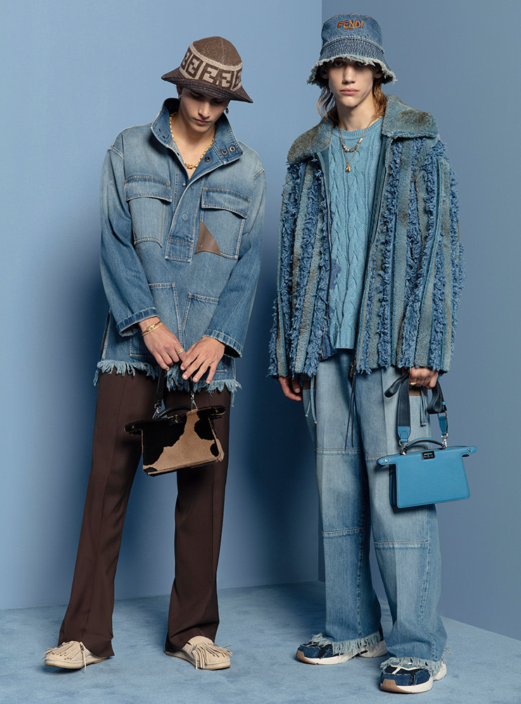 재킷 200만원대, 팬츠 가격 미정, 피카부 아이씨유 미니 백 가격 미정, 로퍼 100만원대, 캔버스 버킷 해트 가격 미정, 이어링 가격 미정, 네크리스 200만원대, 브레이슬릿 가격 미정, 링 가격 미정 모두 펜디. 재킷 1000만원대, 니트 톱 100만원대, 데님 팬츠 100만원대, 피카부 아이씨유 쁘띠 400만원대, 스니커즈 가격 미정, 데님 버킷 해트 100만원대, 메탈 모티브 네크리스 가격 미정, 펜던트 네크리스 가격 미정, 링 가격 미정 모두 펜디.