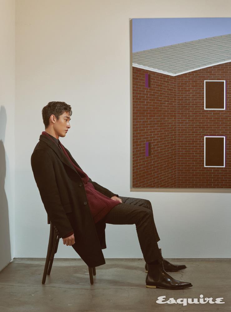 체스터필드 코트, 벨티드 카디건, 실크 셔츠, 팬츠, 사이드 고어 부츠 모두 가격 미정 돌체&가바나. 