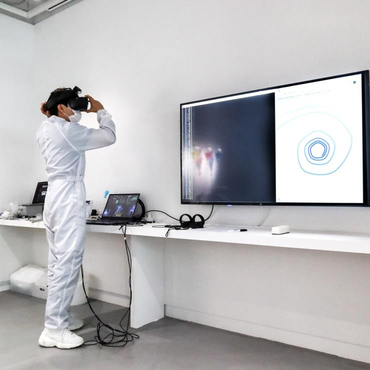 이모션 잉크를 만들기 위해 관람객의 뇌파를 측정한다, 퓨처스리빙랩 네이버 예약 페이지.